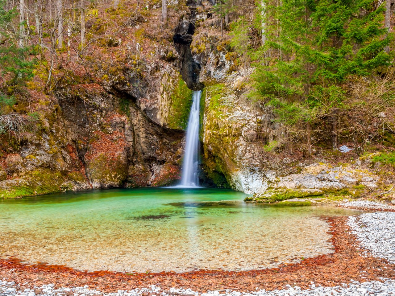 Обои камни, лес, скала, водопад, мох, словения, grmecica waterfall, bohinj, stones, forest, rock, waterfall, moss, slovenia разрешение 2700x1800 Загрузить