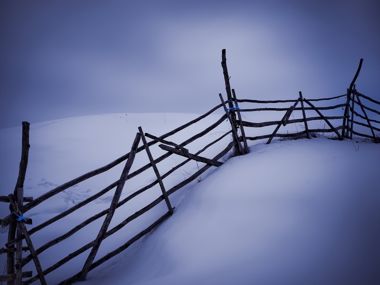 Обои природа, зима, забор, nature, winter, the fence разрешение 2047x1282 Загрузить