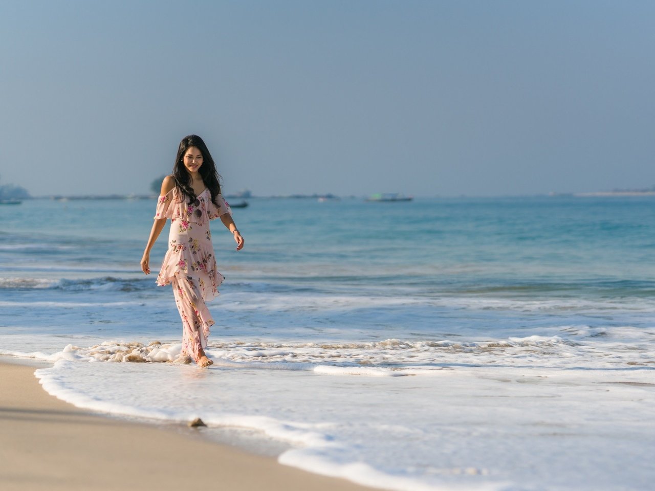 Фото девушки с тонкой талией на берегу океана