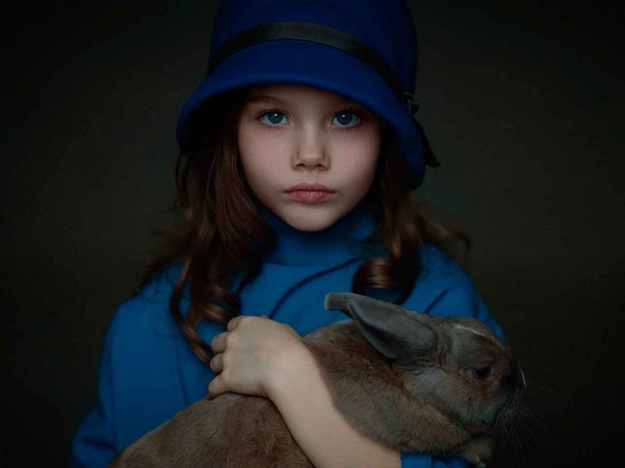 Обои дети, девочка, волосы, лицо, кролик, животное, шляпка, children, girl, hair, face, rabbit, animal, hat разрешение 1920x1200 Загрузить