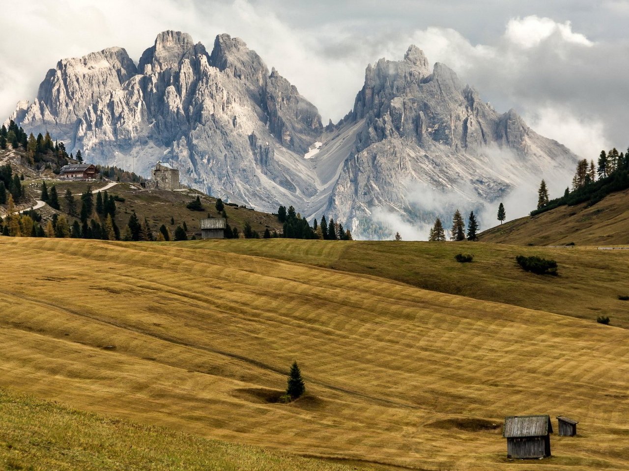 Обои горы, поля, дома, италия, южный тироль, трентино-альто-адидже, mountains, field, home, italy, south tyrol, trentino-alto adige / südtirol разрешение 1920x1200 Загрузить