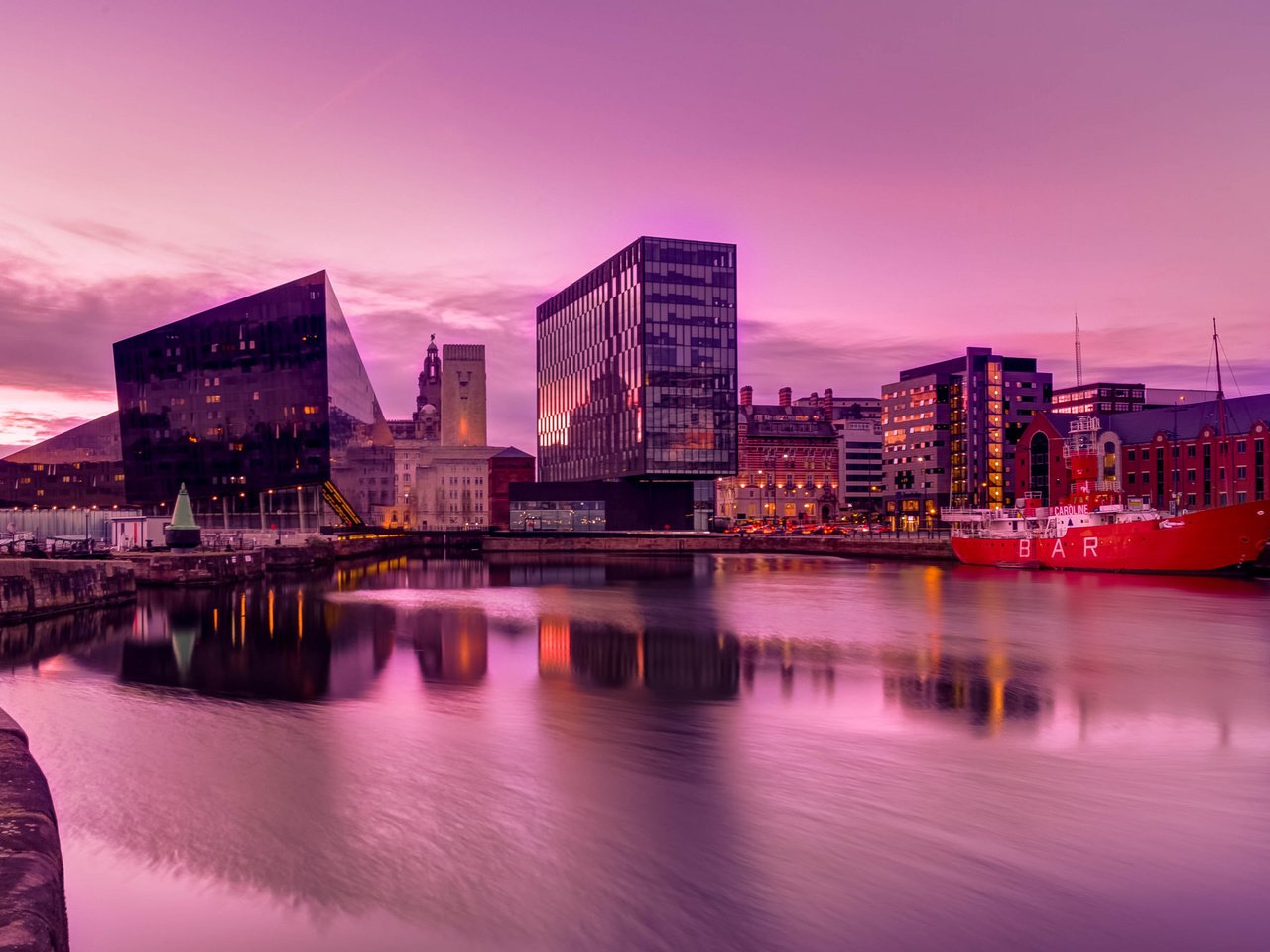 Обои вода, вечер, корабль, дома, англия, порт, ливерпуль, water, the evening, ship, home, england, port, liverpool разрешение 2048x1364 Загрузить