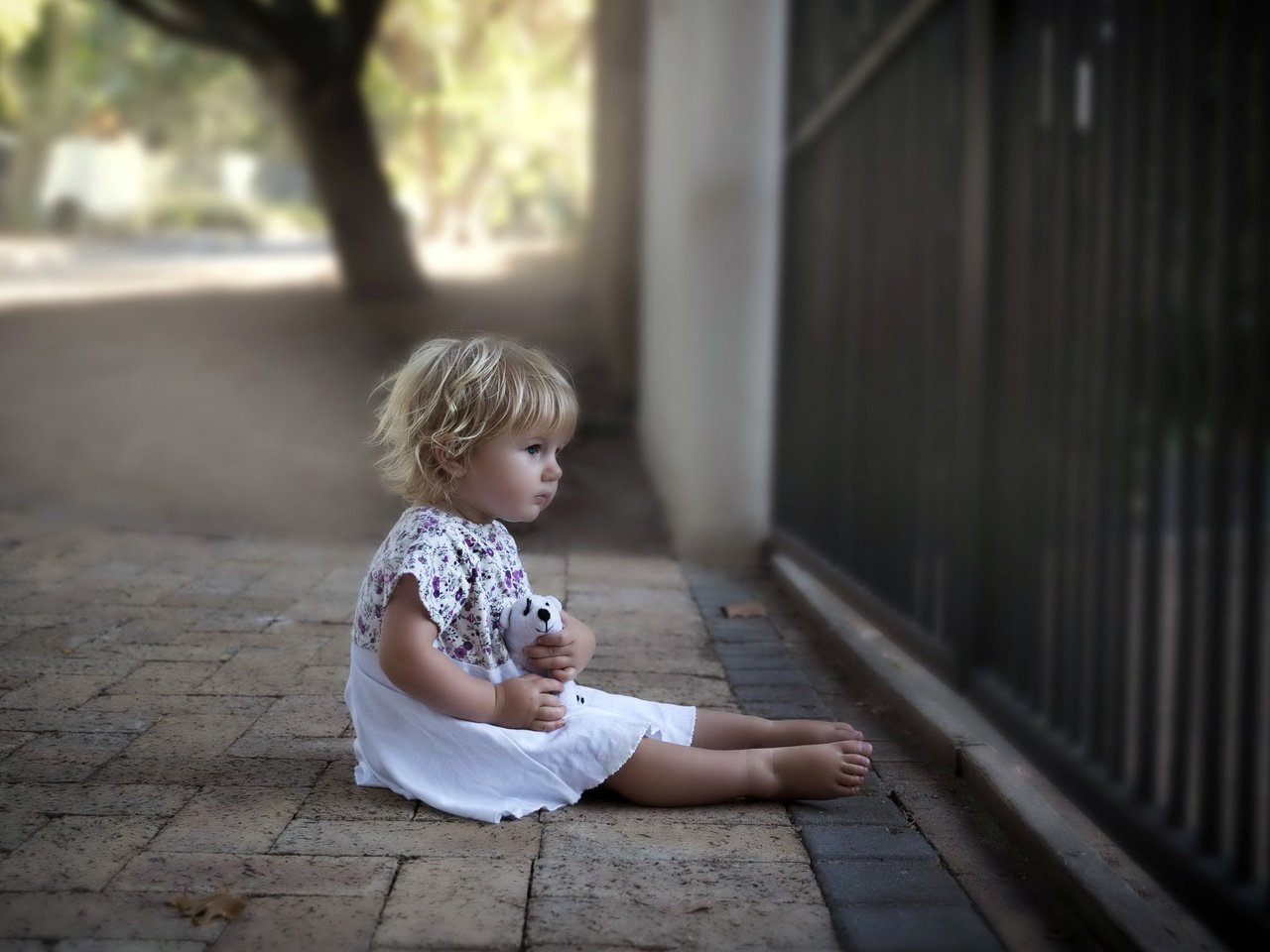 Обои город, дети, девочка, улица, волосы, лицо, the city, children, girl, street, hair, face разрешение 2560x1707 Загрузить