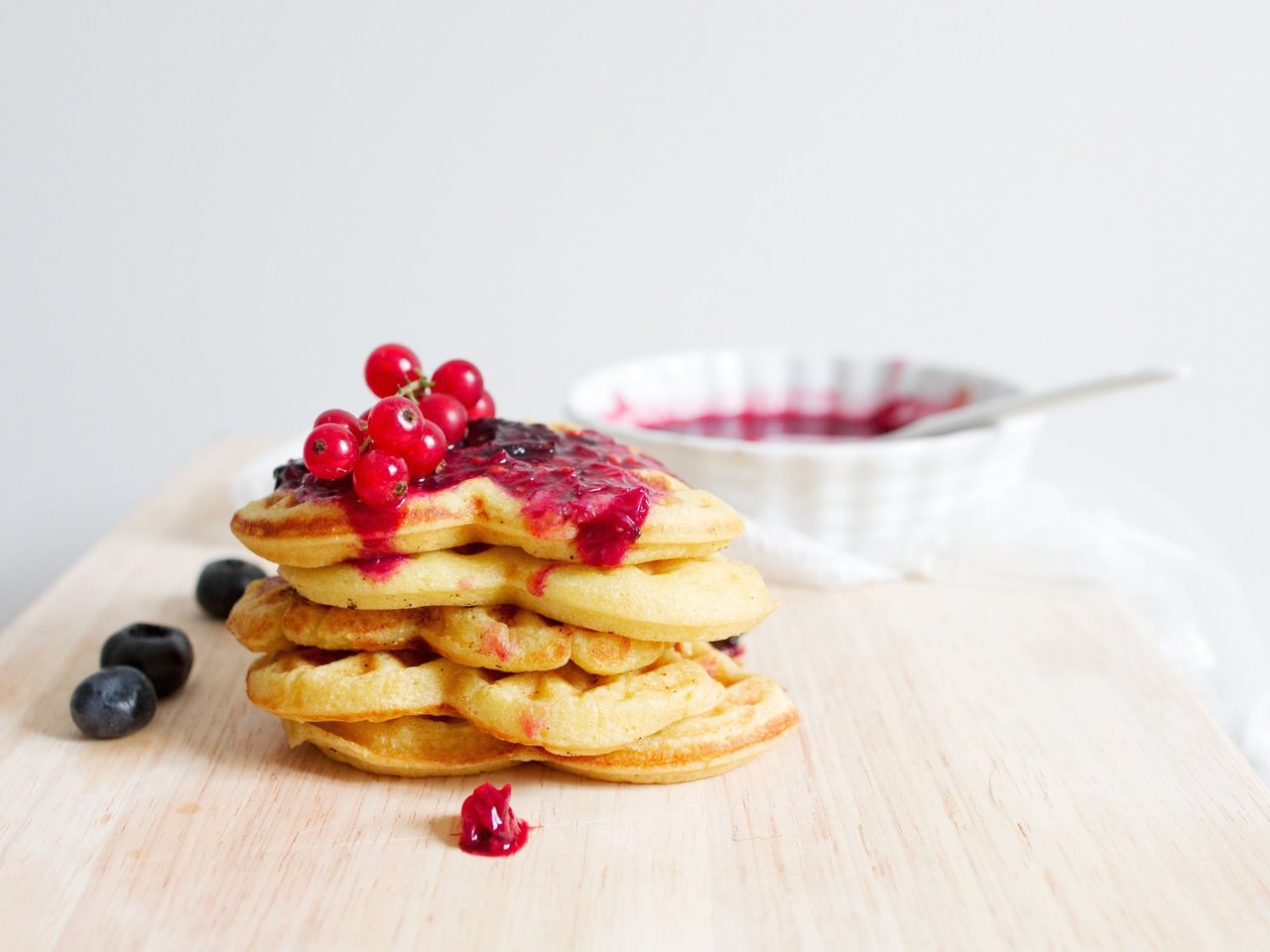 Обои ягоды, черника, завтрак, смородина, варенье, вафли, berries, blueberries, breakfast, currants, jam, waffles разрешение 4500x3000 Загрузить