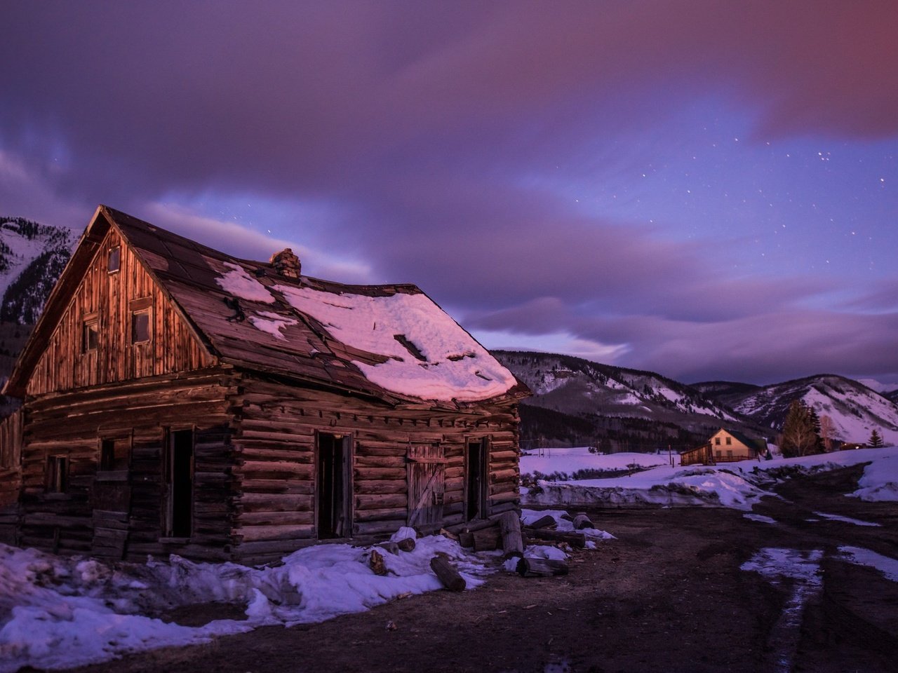 Обои небо, ночь, снег, зима, звезды, дом, изба, заброшенный, the sky, night, snow, winter, stars, house, hut, abandoned разрешение 2048x1204 Загрузить