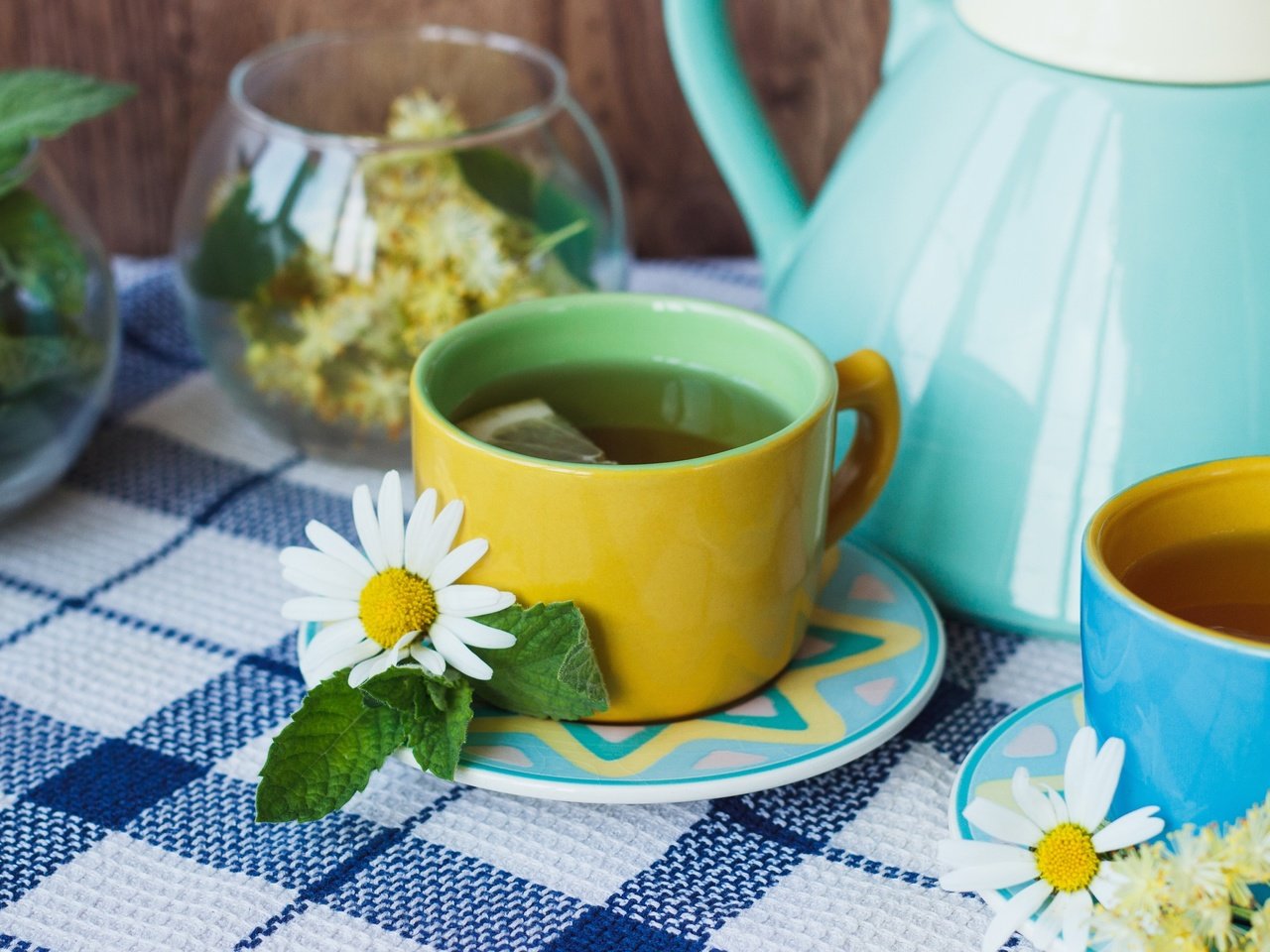 Обои цветы, мята, ромашка, лимон, чай, чашки, flowers, mint, daisy, lemon, tea, cup разрешение 2880x1800 Загрузить