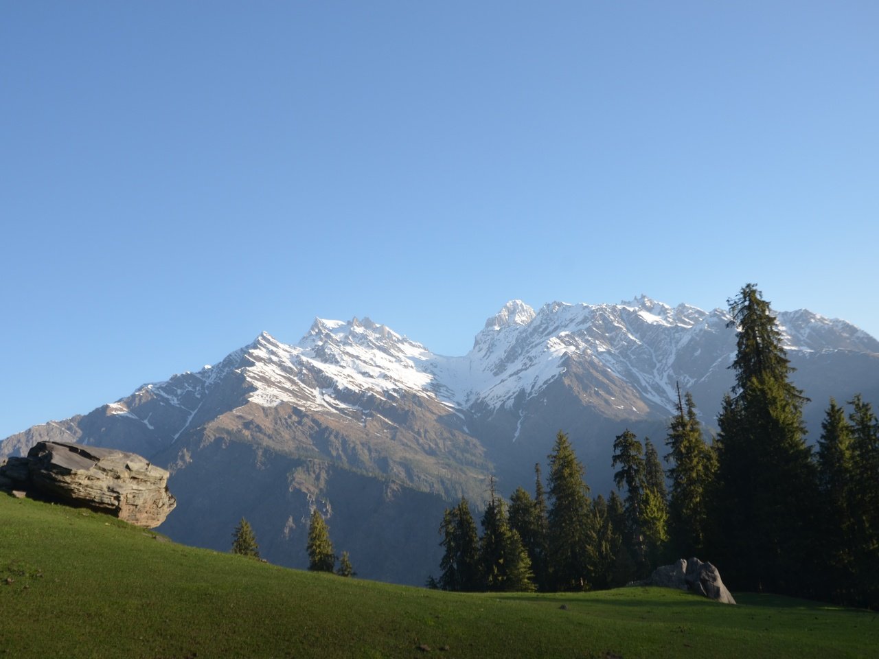 Обои небо, трава, деревья, горы, снег, природа, лес, индия, the sky, grass, trees, mountains, snow, nature, forest, india разрешение 4928x3264 Загрузить