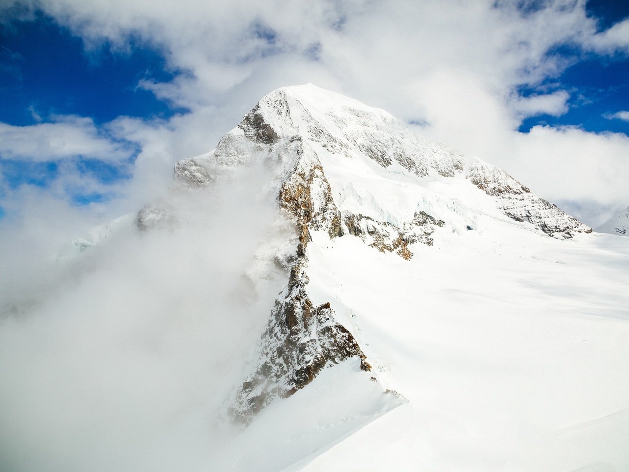 Обои небо, облака, горы, снег, пейзаж, вершина, the sky, clouds, mountains, snow, landscape, top разрешение 5554x3703 Загрузить