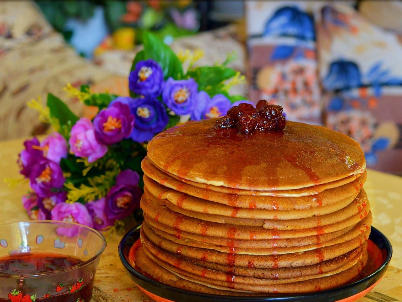 Обои цветы, букет, блины, варенье, flowers, bouquet, pancakes, jam разрешение 3002x1857 Загрузить