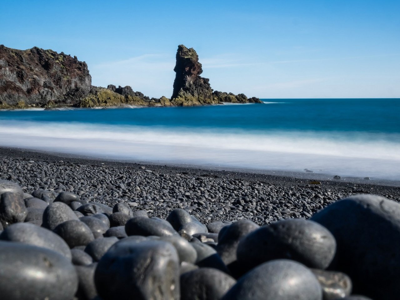 Обои скалы, камни, пейзаж, море, пляж, rocks, stones, landscape, sea, beach разрешение 1920x1200 Загрузить