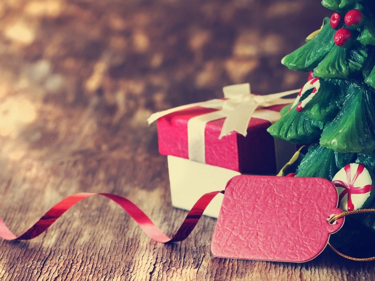 Обои декор, новый год, елка, доски, свеча, подарок, праздник, рождество, коробка, decor, new year, tree, board, candle, gift, holiday, christmas, box разрешение 1920x1200 Загрузить