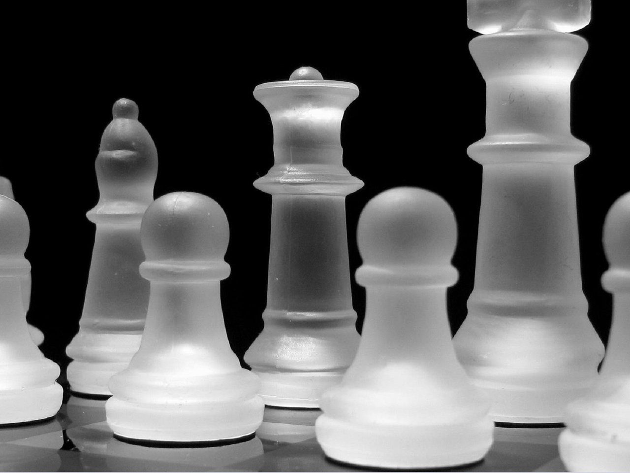 Обои шахматы, чёрно-белое, фигуры, настольная игра, шахматные фигуры, chess, black and white, figure, board game разрешение 1920x1200 Загрузить