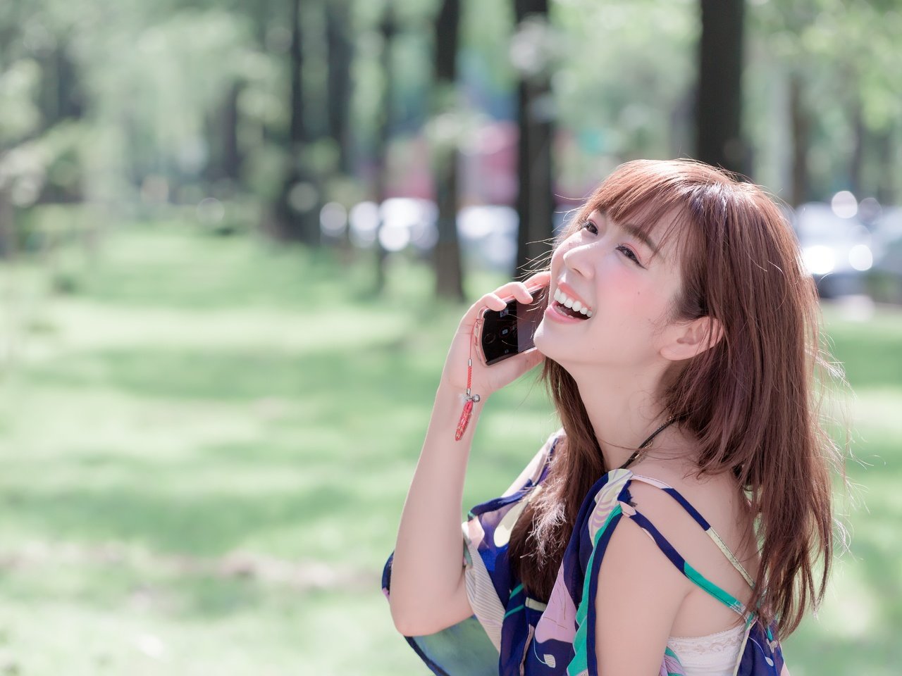 Обои девушка, телефон, азиатка, смех, боке, girl, phone, asian, laughter, bokeh разрешение 5760x3840 Загрузить