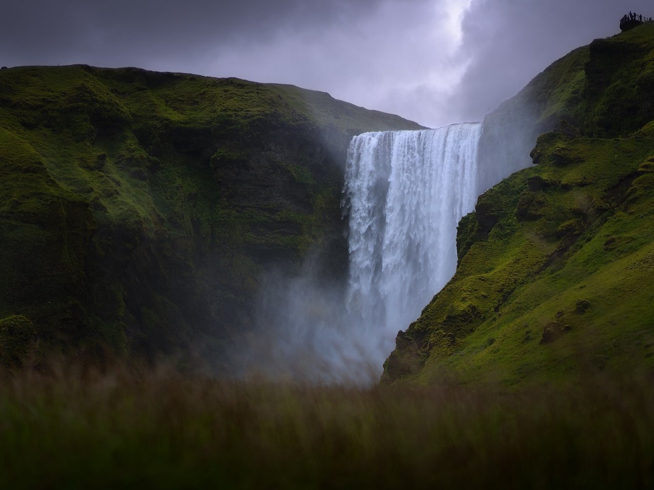 Обои трава, горы, скалы, водопад, исландия, боке, grass, mountains, rocks, waterfall, iceland, bokeh разрешение 2048x1152 Загрузить