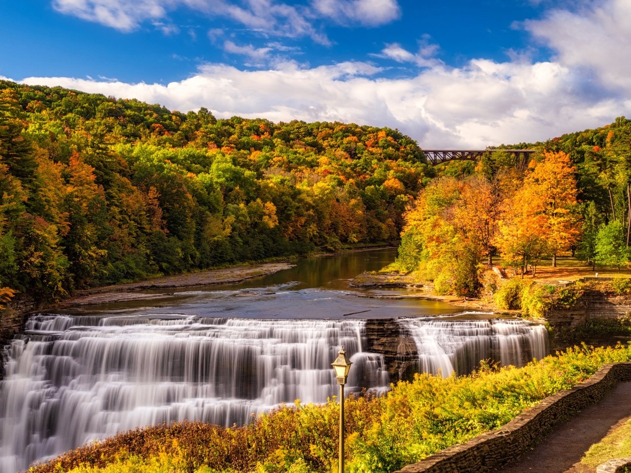 Обои небо, осень, облака, сша, деревья, речка, солнце, letchworth state park, лес, парк, мост, водопад, the sky, autumn, clouds, usa, trees, river, the sun, forest, park, bridge, waterfall разрешение 2048x1280 Загрузить