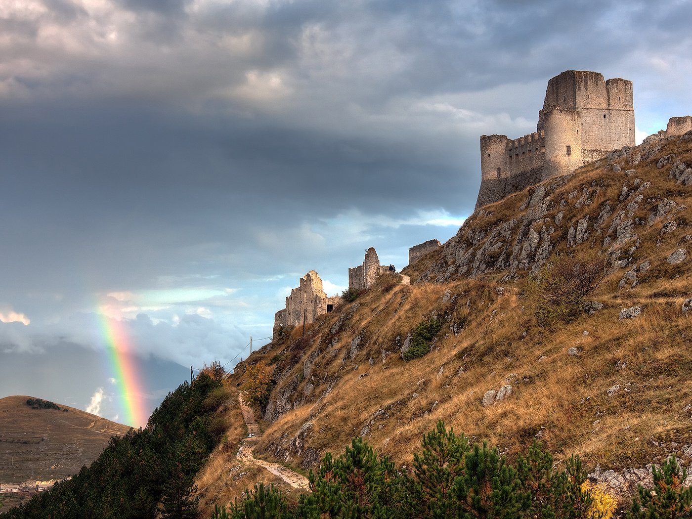 Обои развалины, радуга, италия, rainbow and the castle, abruzzo italy, крепость, the ruins, rainbow, italy, fortress разрешение 2560x1600 Загрузить