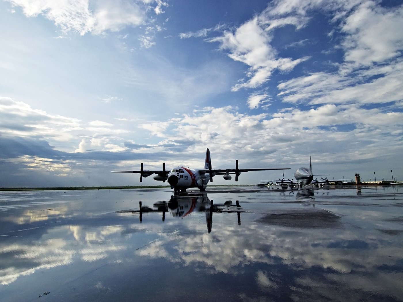 Обои небо, вода, полоса, самолеты, the sky, water, strip, aircraft разрешение 1920x1251 Загрузить