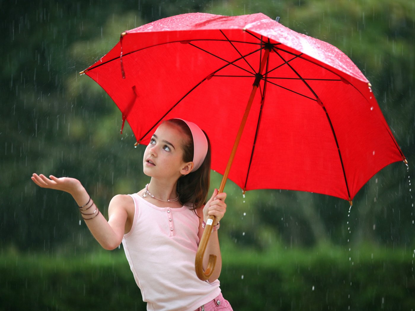 Обои девочка, дождь, красный зонт, girl, rain, red umbrella разрешение 1920x1080 Загрузить