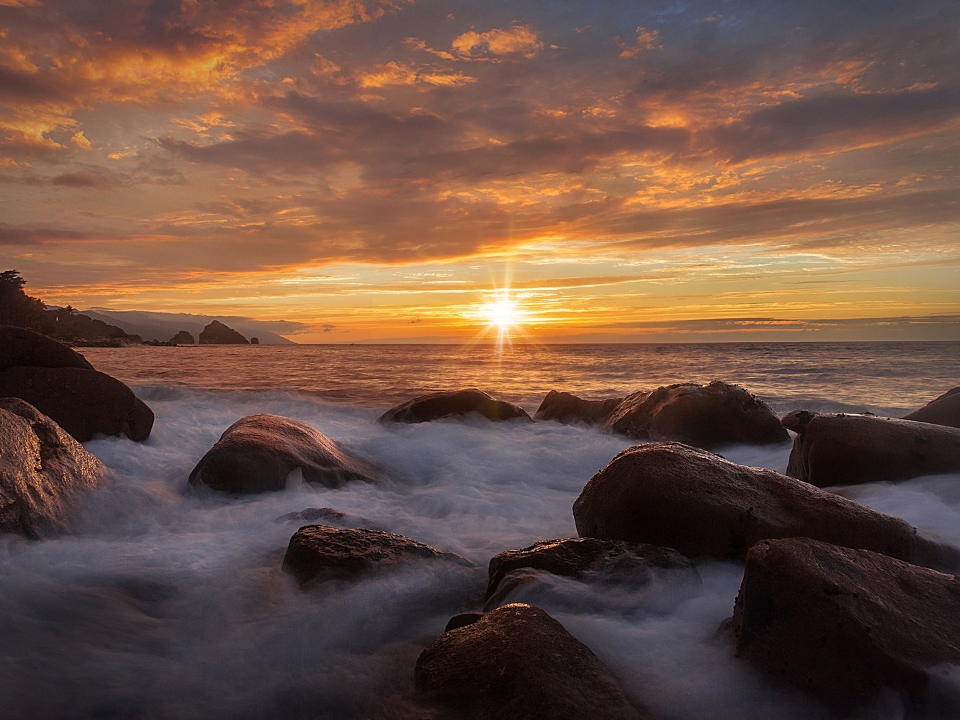 Обои скалы, солнце, камни, берег, море, rocks, the sun, stones, shore, sea разрешение 2048x1366 Загрузить