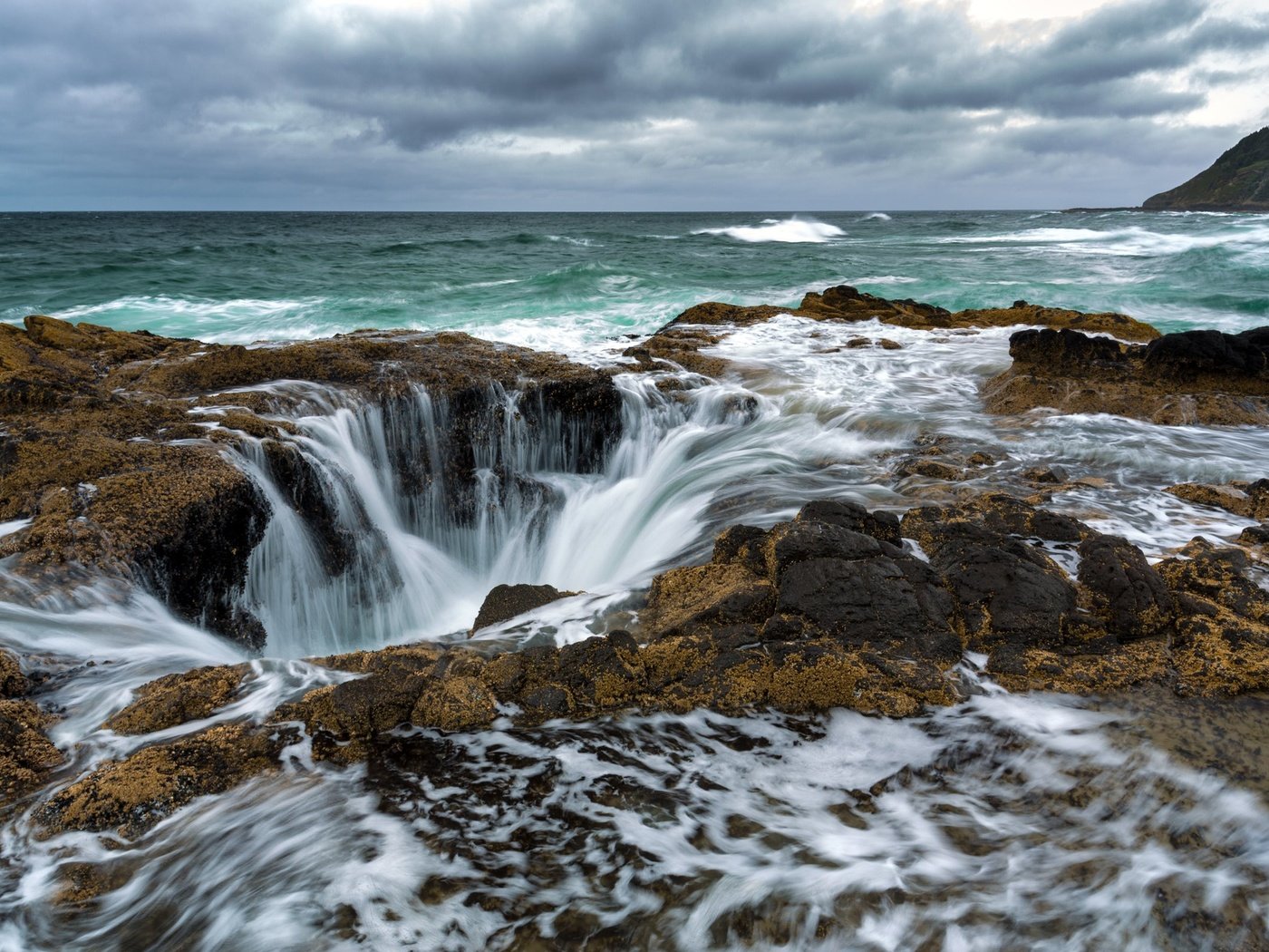 Обои скалы, камни, побережье, океан, pacific ocean, орегон, тихий океан, thors well, cape perpetua, oregon coast, rocks, stones, coast, the ocean, oregon, the pacific ocean разрешение 2560x1600 Загрузить