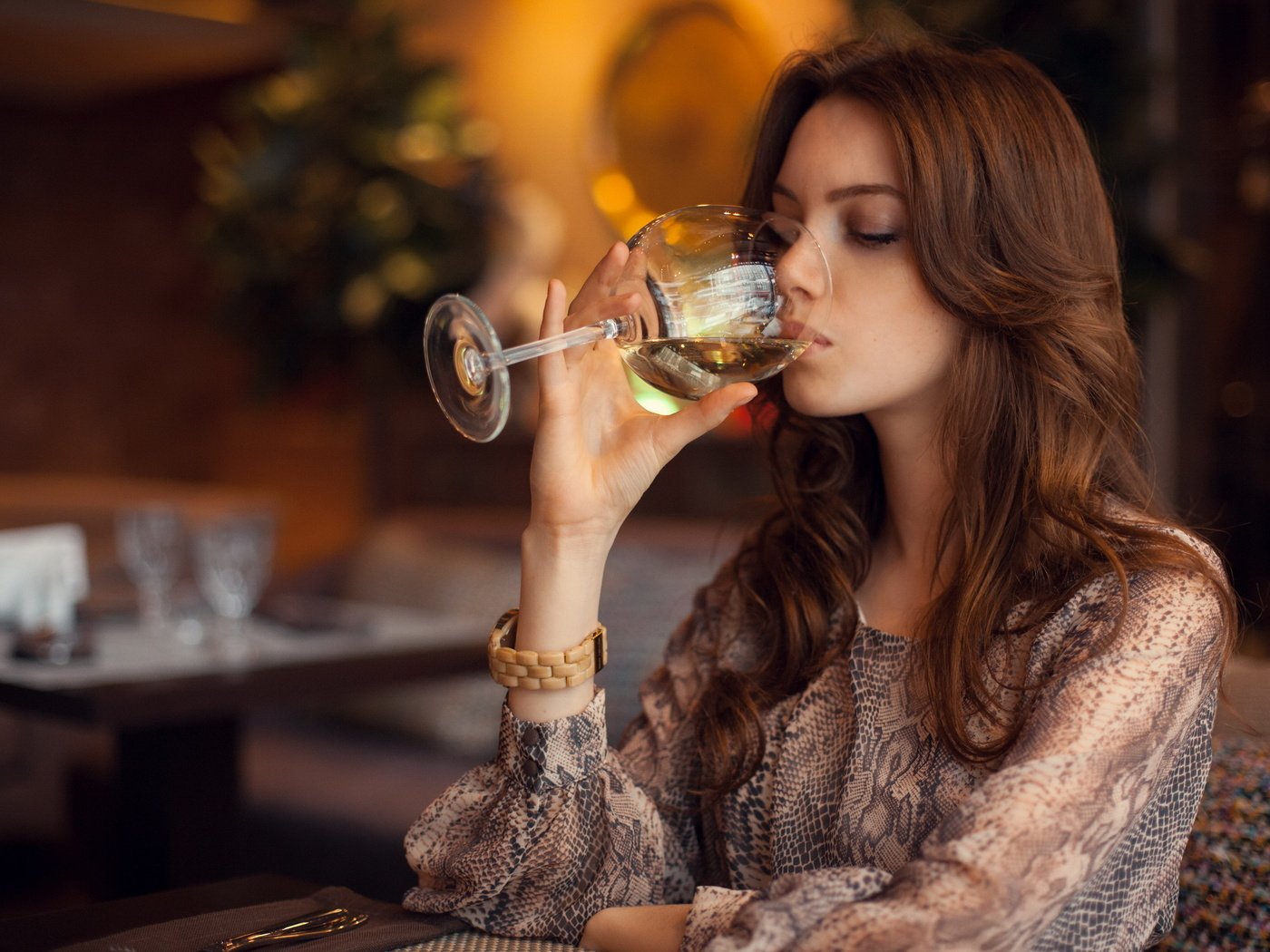 Обои девушка, настроение, кафе, бокал, вино, шатенка, лера, girl, mood, cafe, glass, wine, brown hair, lera разрешение 2560x1730 Загрузить