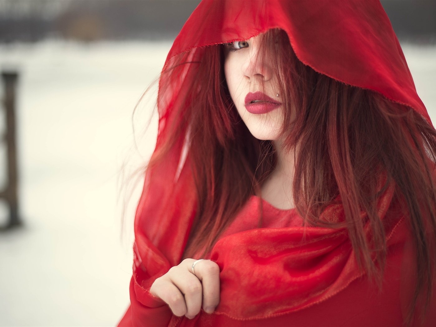 Обои девушка, красная, рыжая, плащ, ткань, лицо, капюшон, girl, red, cloak, fabric, face, hood разрешение 2048x1365 Загрузить