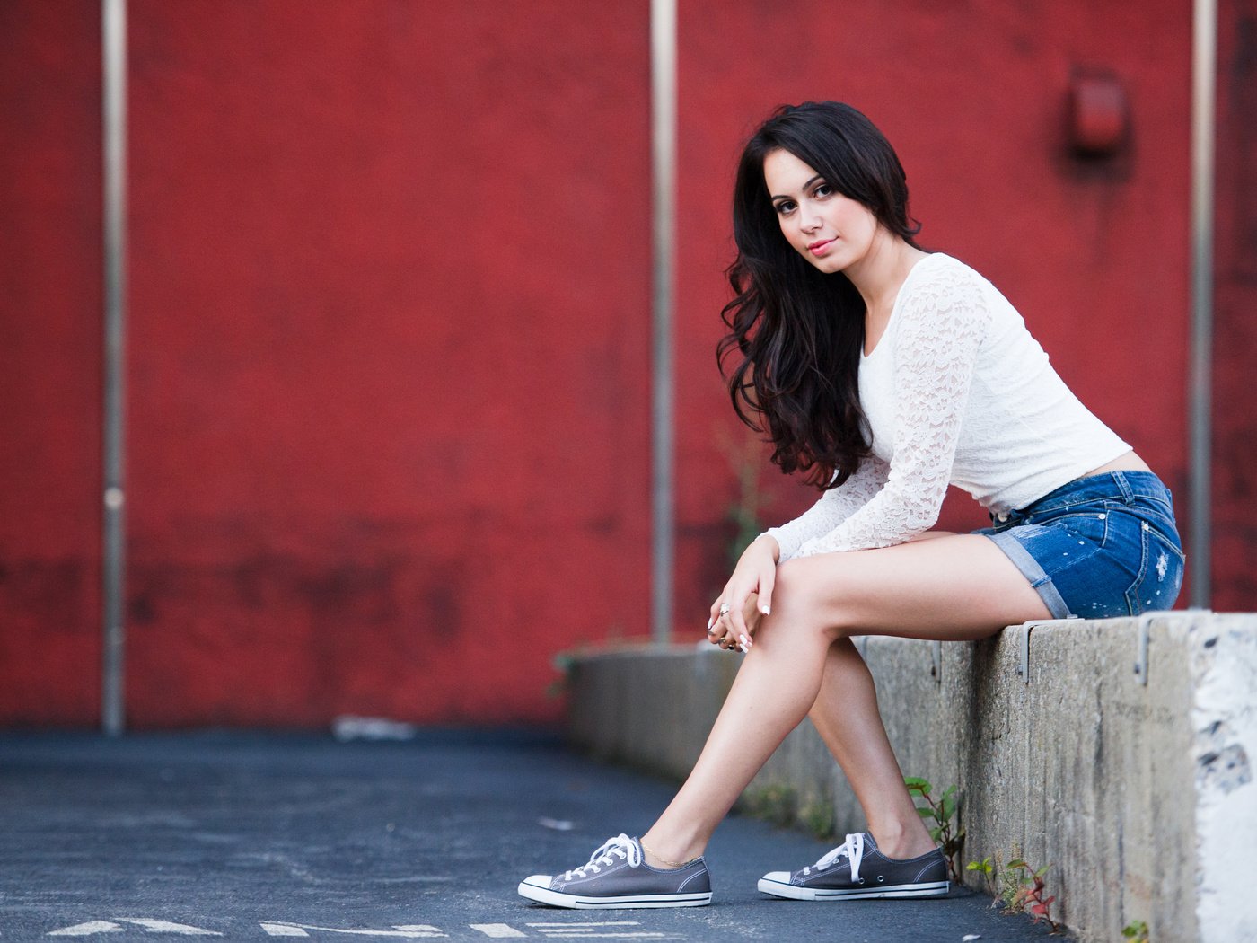 Обои девушка, поза, брюнетка, кеды, сидит, локоны, шорты, girl, pose, brunette, sneakers, sitting, curls, shorts разрешение 4162x2774 Загрузить