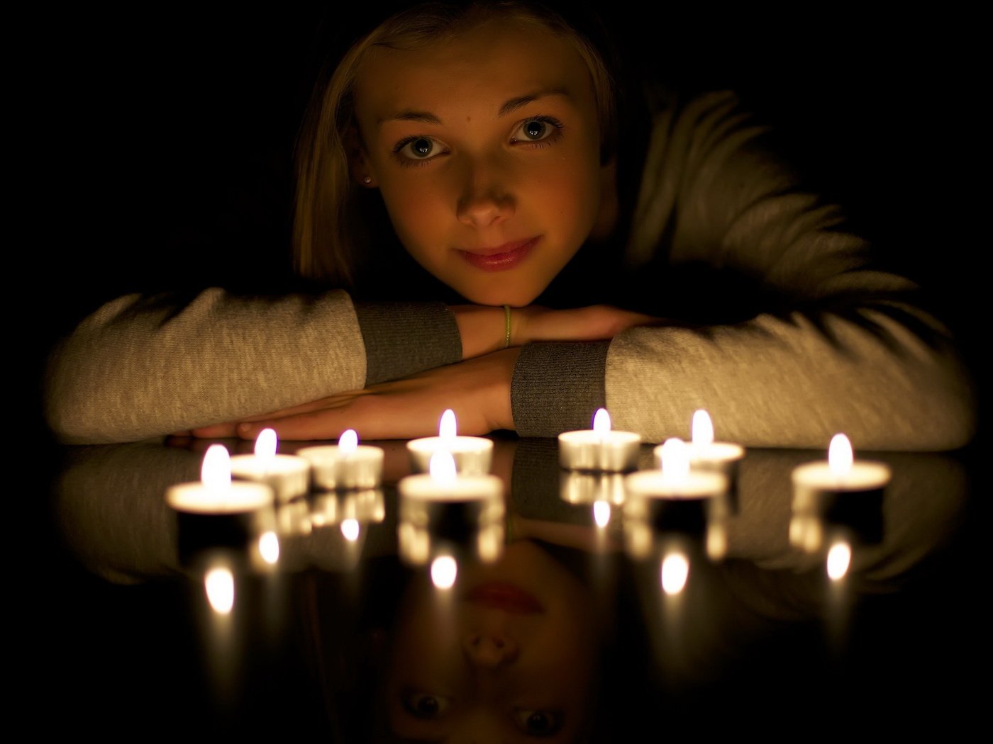 красивое фото со свечами девушки