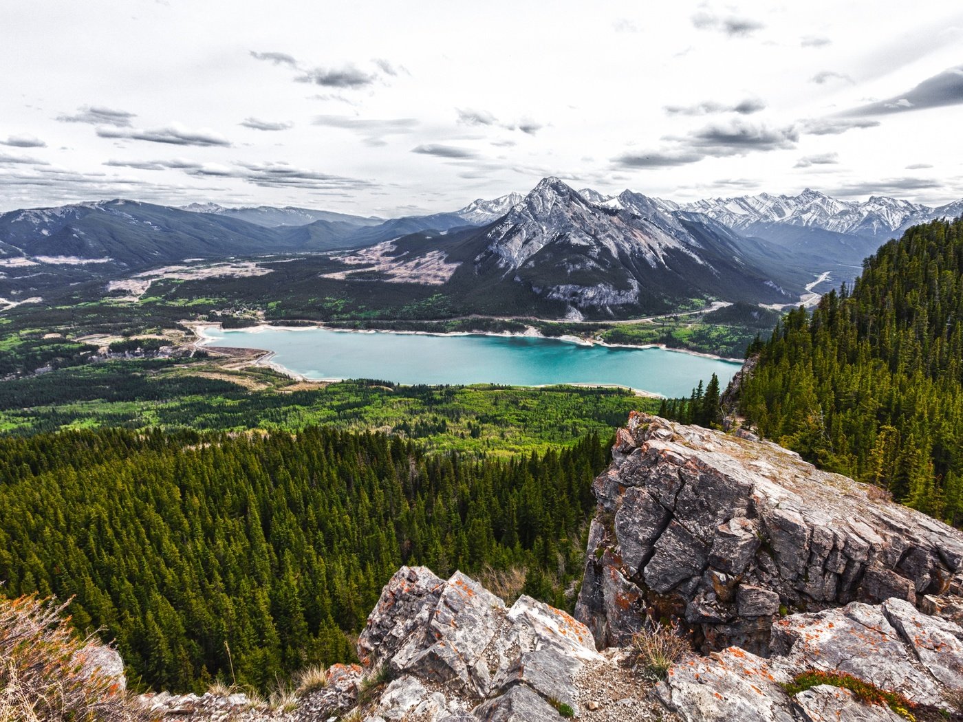 Обои деревья, озеро, горы, пейзаж, канада, barrier lake, trees, lake, mountains, landscape, canada разрешение 2600x1625 Загрузить