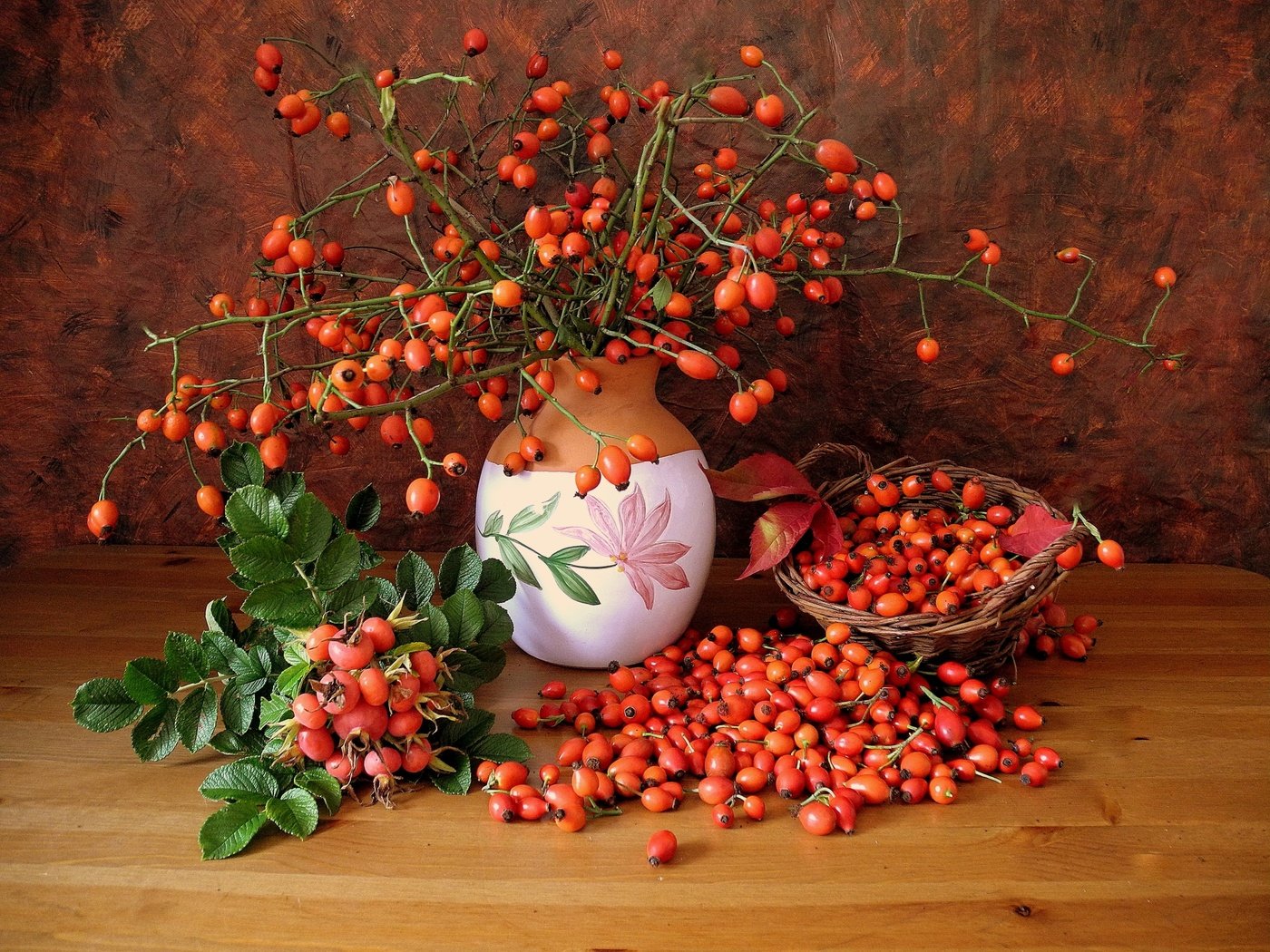 Обои шиповник, корзина, ягоды, ваза, натюрморт, briar, basket, berries, vase, still life разрешение 3264x2448 Загрузить