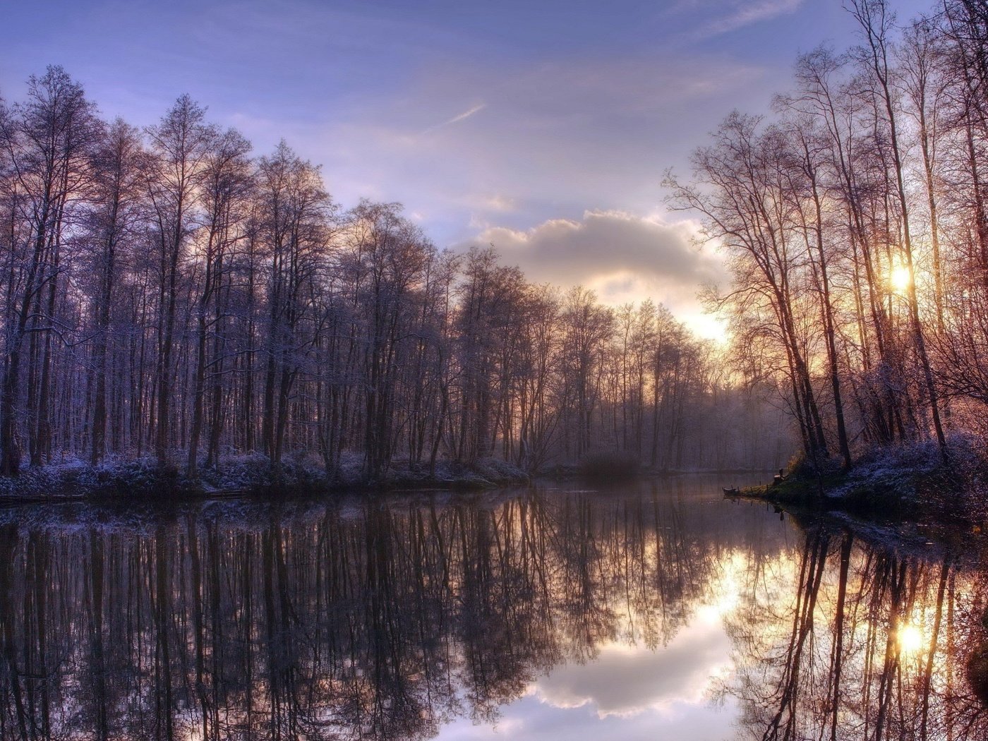 Обои небо, облака, деревья, река, солнце, лес, отражение, осень, the sky, clouds, trees, river, the sun, forest, reflection, autumn разрешение 3500x2160 Загрузить