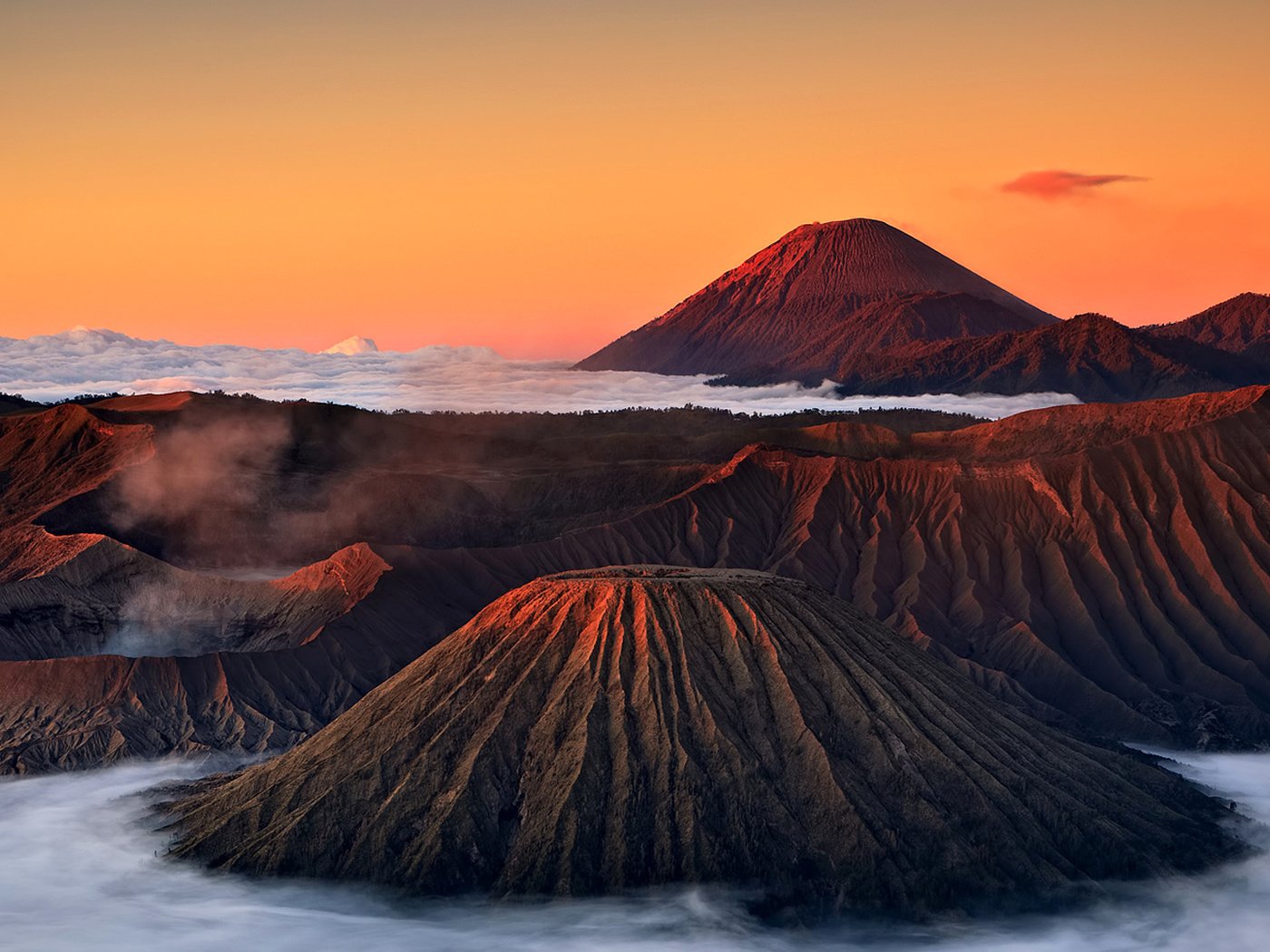 Обои небо, облака, горы, закат, туман, кратер, вулкан, the sky, clouds, mountains, sunset, fog, crater, the volcano разрешение 1920x1080 Загрузить