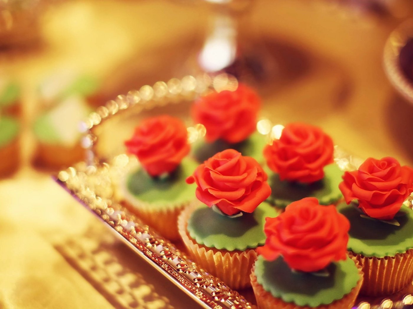 Обои роза, сладкое, украшение, поднос, кексы, rose, sweet, decoration, tray, cupcakes разрешение 1920x1080 Загрузить