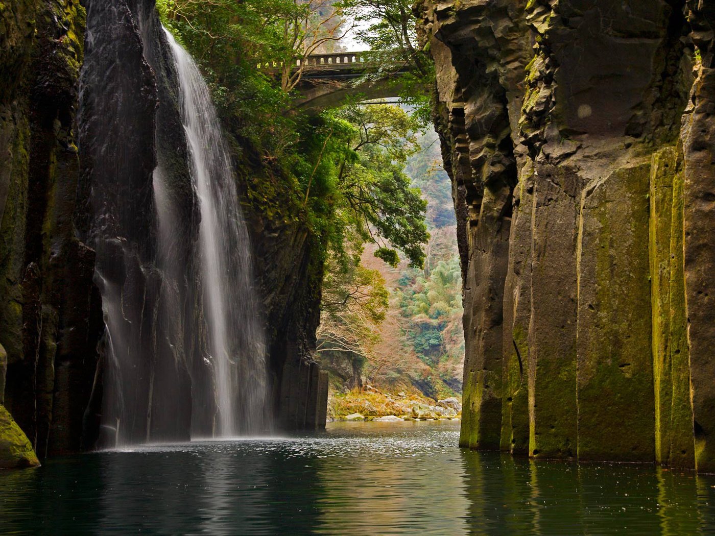 Обои скалы, мост, водопад, япония, ущелье такатихо, кюсю, rocks, bridge, waterfall, japan, takachiho gorge, kyushu разрешение 1920x1080 Загрузить