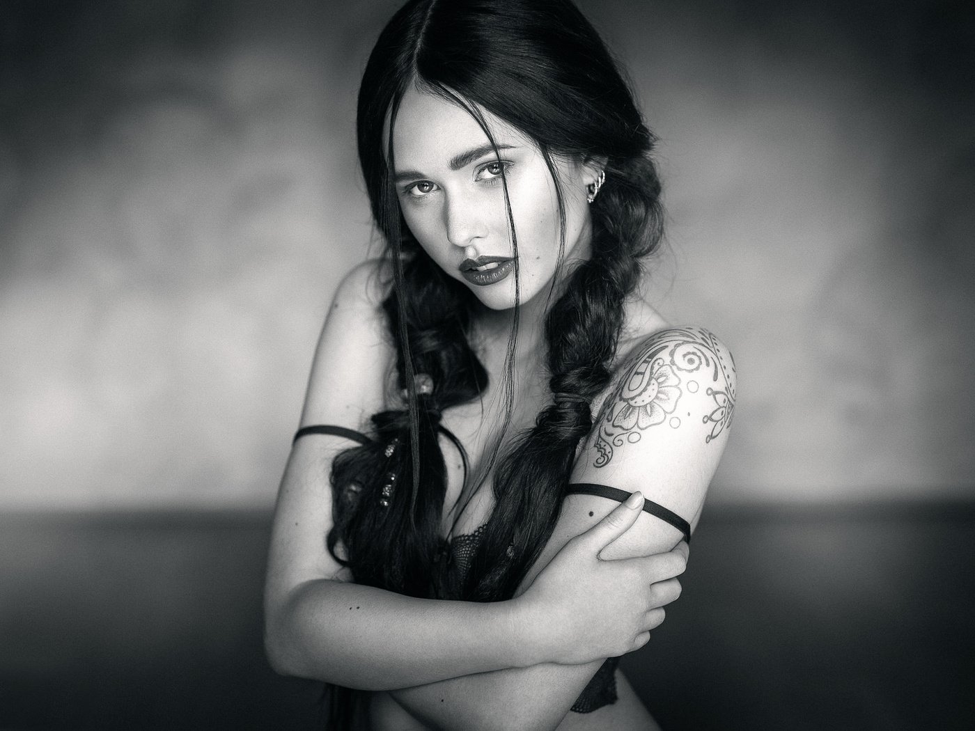 Обои девушка, взгляд, тату, чб, косы, lamacra, girl, look, tattoo, bw, braids разрешение 2000x1333 Загрузить