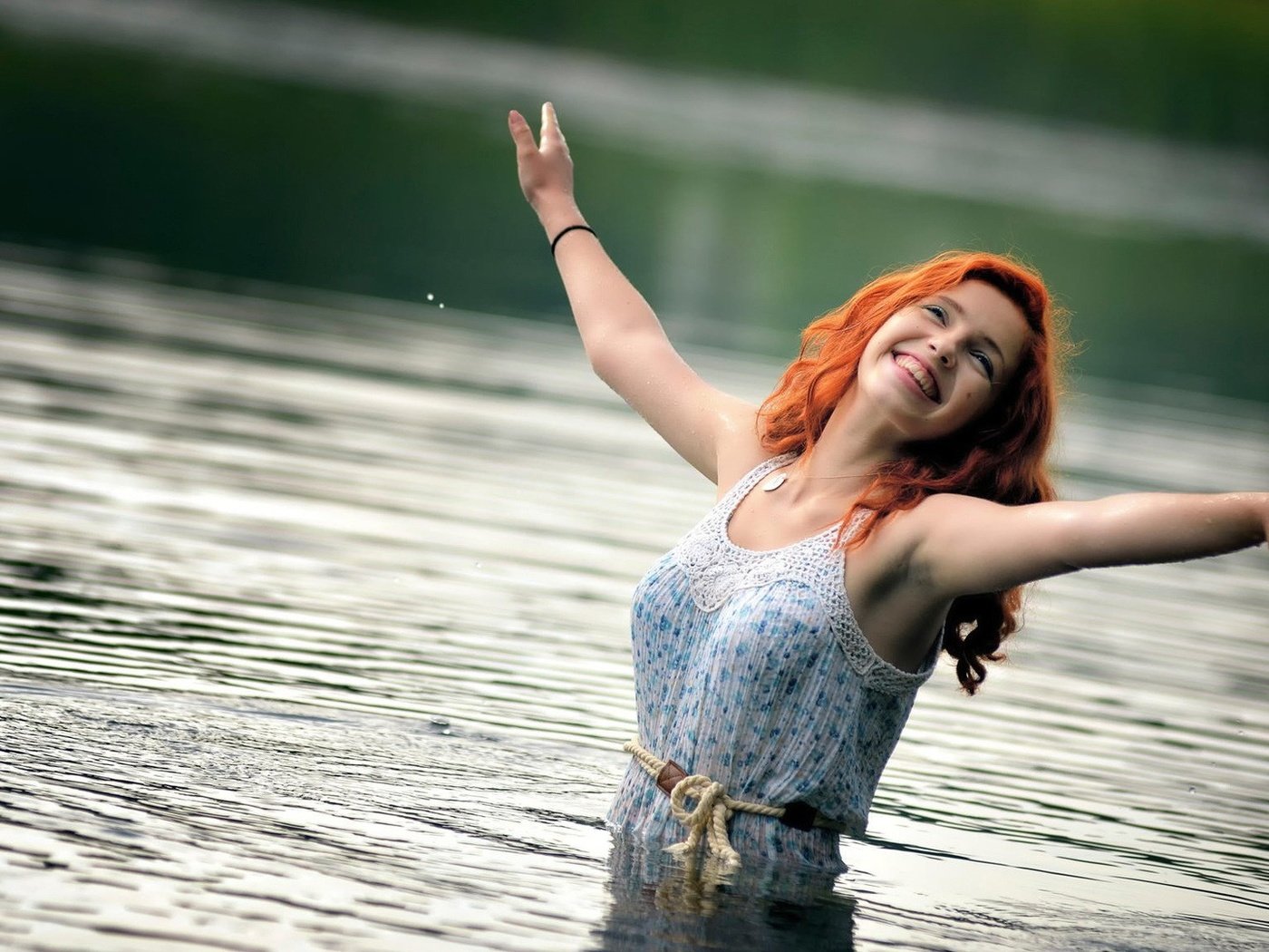 Обои вода, девушка, платье, улыбка, рыжеволосая, руки вверх, water, girl, dress, smile, redhead, hands up разрешение 1920x1080 Загрузить