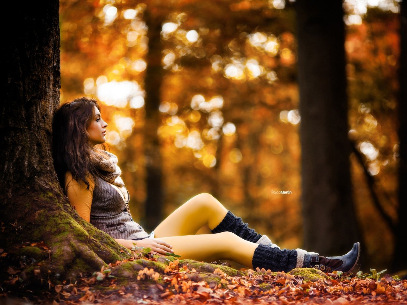 Девушка в лесу осенью