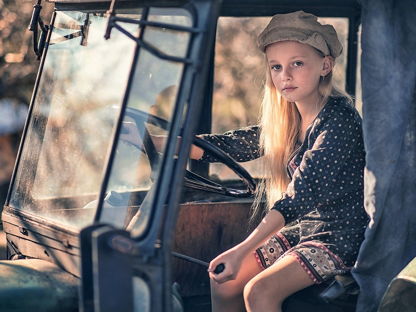 Обои кабина, блондинка, дети, девочка, волосы, кепка, руль, cabin, blonde, children, girl, hair, cap, the wheel разрешение 2222x1250 Загрузить