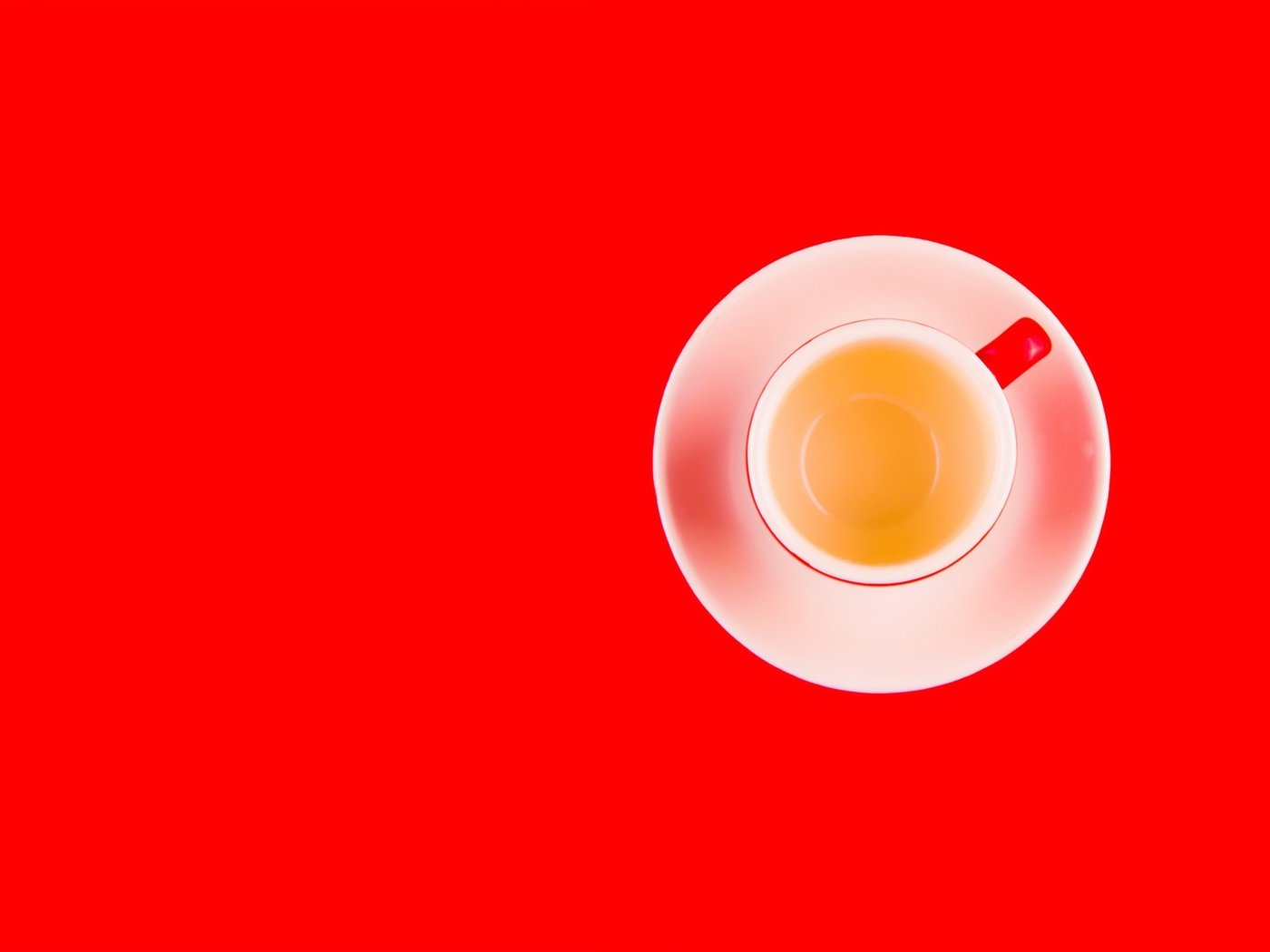 Обои напиток, блюдце, чашка, чай, красный фон, drink, saucer, cup, tea, red background разрешение 2560x1644 Загрузить