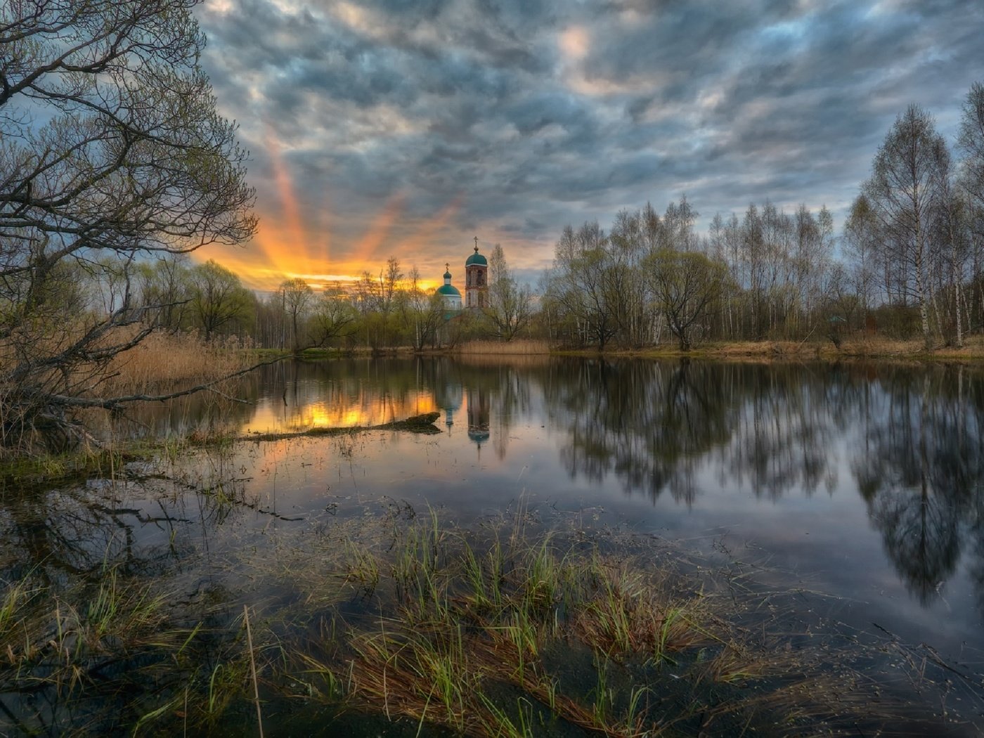 Обои небо, облака, деревья, озеро, отражение, рассвет, церковь, the sky, clouds, trees, lake, reflection, dawn, church разрешение 1920x1239 Загрузить