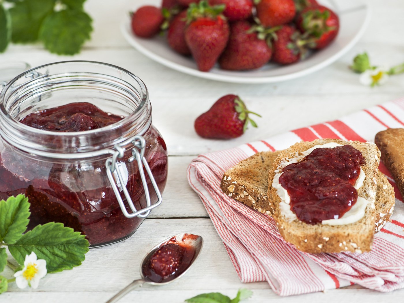 Обои клубника, бутерброд, джем, хлеб, ягоды, баночка, варенье, strawberry, sandwich, jam, bread, berries, jar разрешение 3840x2400 Загрузить