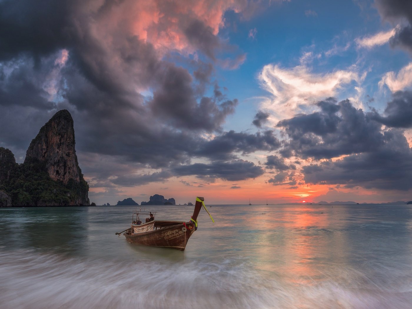 Обои облака, скалы, море, лодка, зарево, таиланд, краби, clouds, rocks, sea, boat, glow, thailand, krabi разрешение 2048x1160 Загрузить