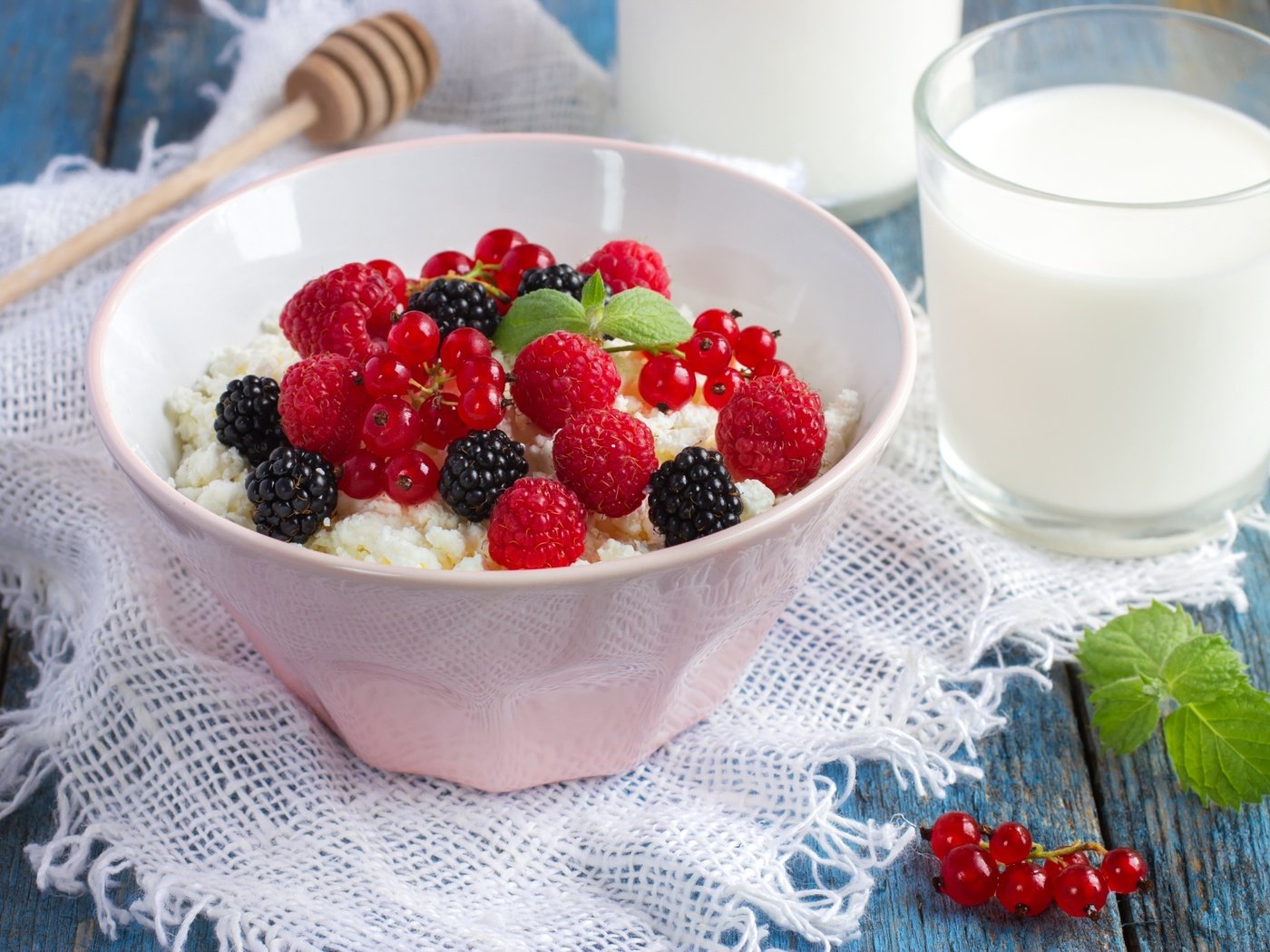 Обои малина, ягоды, завтрак, молоко, чаша, ежевика, смородина, творог, raspberry, berries, breakfast, milk, bowl, blackberry, currants, cheese разрешение 3600x2400 Загрузить