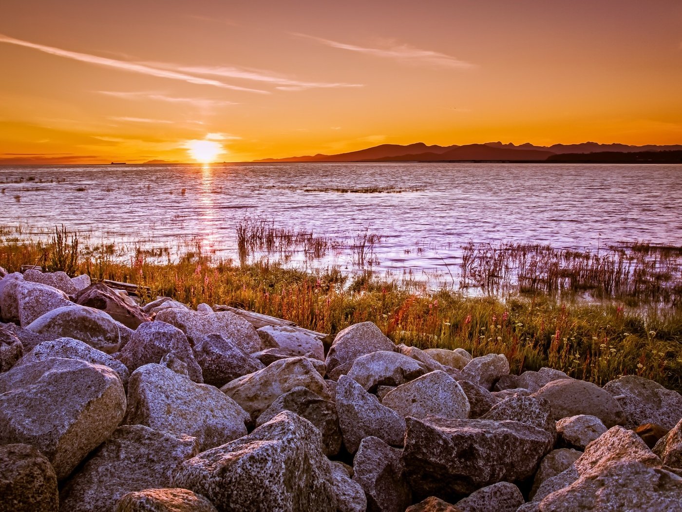 Обои небо, озеро, солнце, камни, берег, лучи, утро, горизонт, the sky, lake, the sun, stones, shore, rays, morning, horizon разрешение 2048x1365 Загрузить