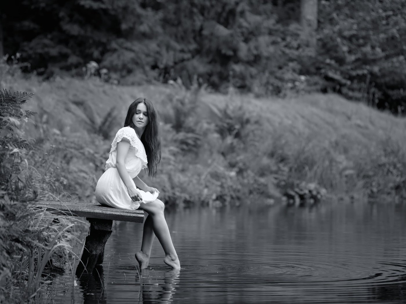 Обои вода, мостик, девушка, чёрно-белое, ножки, irene, ivan borys, lviv, water, the bridge, girl, black and white, legs разрешение 2000x1334 Загрузить