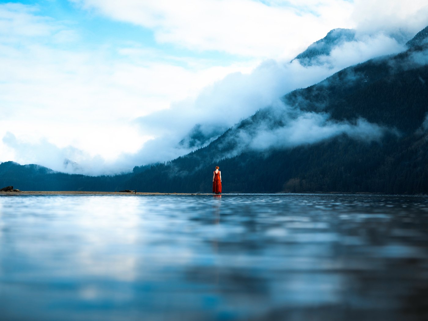 Обои вода, озеро, горы, девушка, платье, туман, гладь, lizzy gadd, water, lake, mountains, girl, dress, fog, surface разрешение 2048x1365 Загрузить