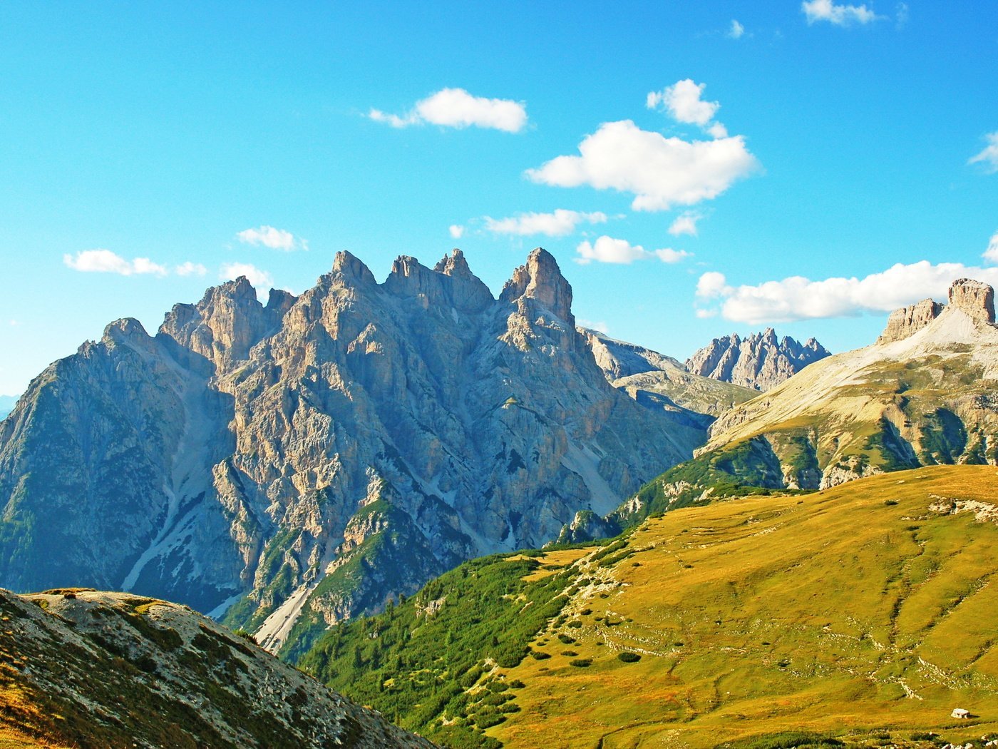 Обои небо, облака, горы, лето, италия, пастбище, альпы, пастбища, the sky, clouds, mountains, summer, italy, pasture, alps, pastures разрешение 2584x1718 Загрузить