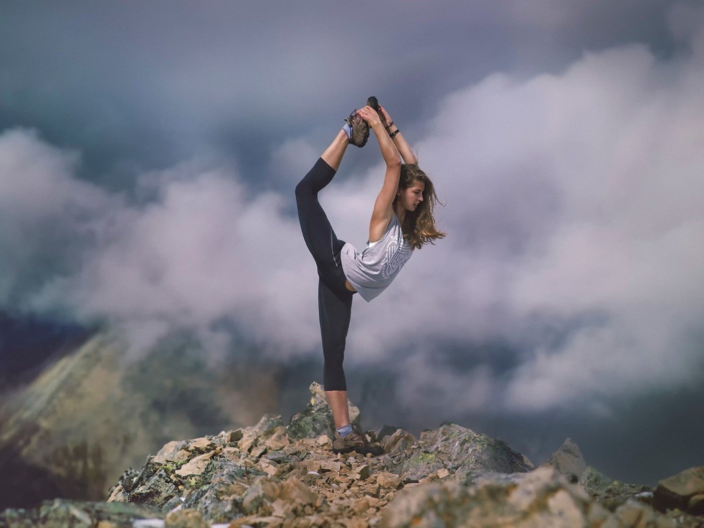 Обои облака, горы, девушка, растяжка, йога, clouds, mountains, girl, stretching, yoga разрешение 1920x1080 Загрузить