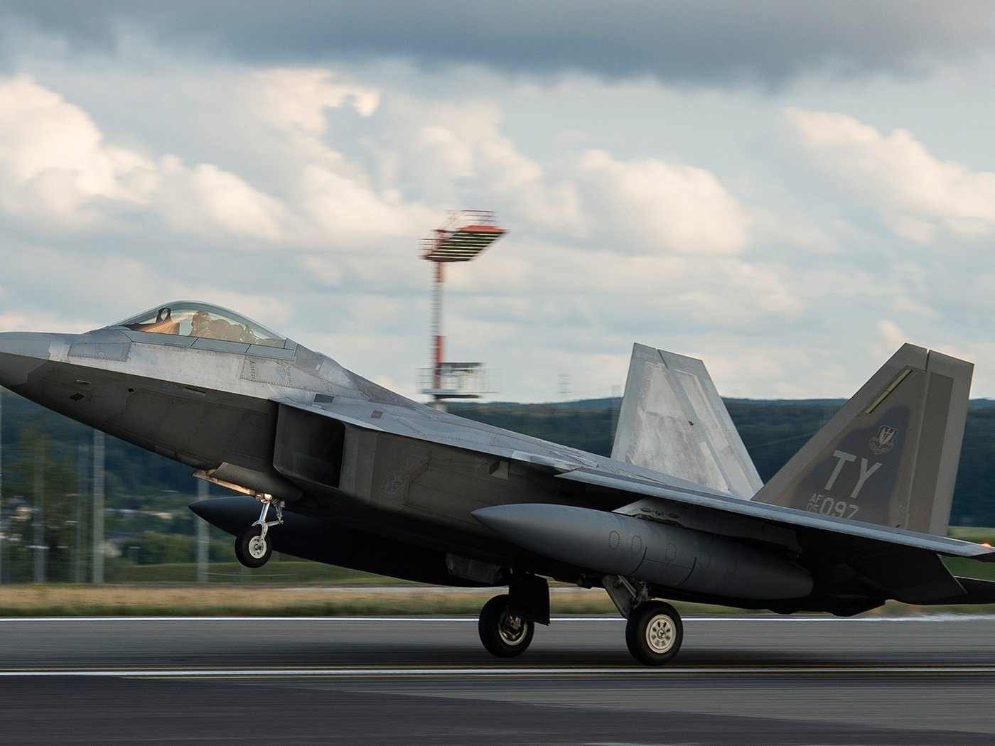 Обои истребитель, посадка, шасси, аэродром, usaf, f-22 raptor, fighter, landing, chassis, the airfield разрешение 2048x1152 Загрузить