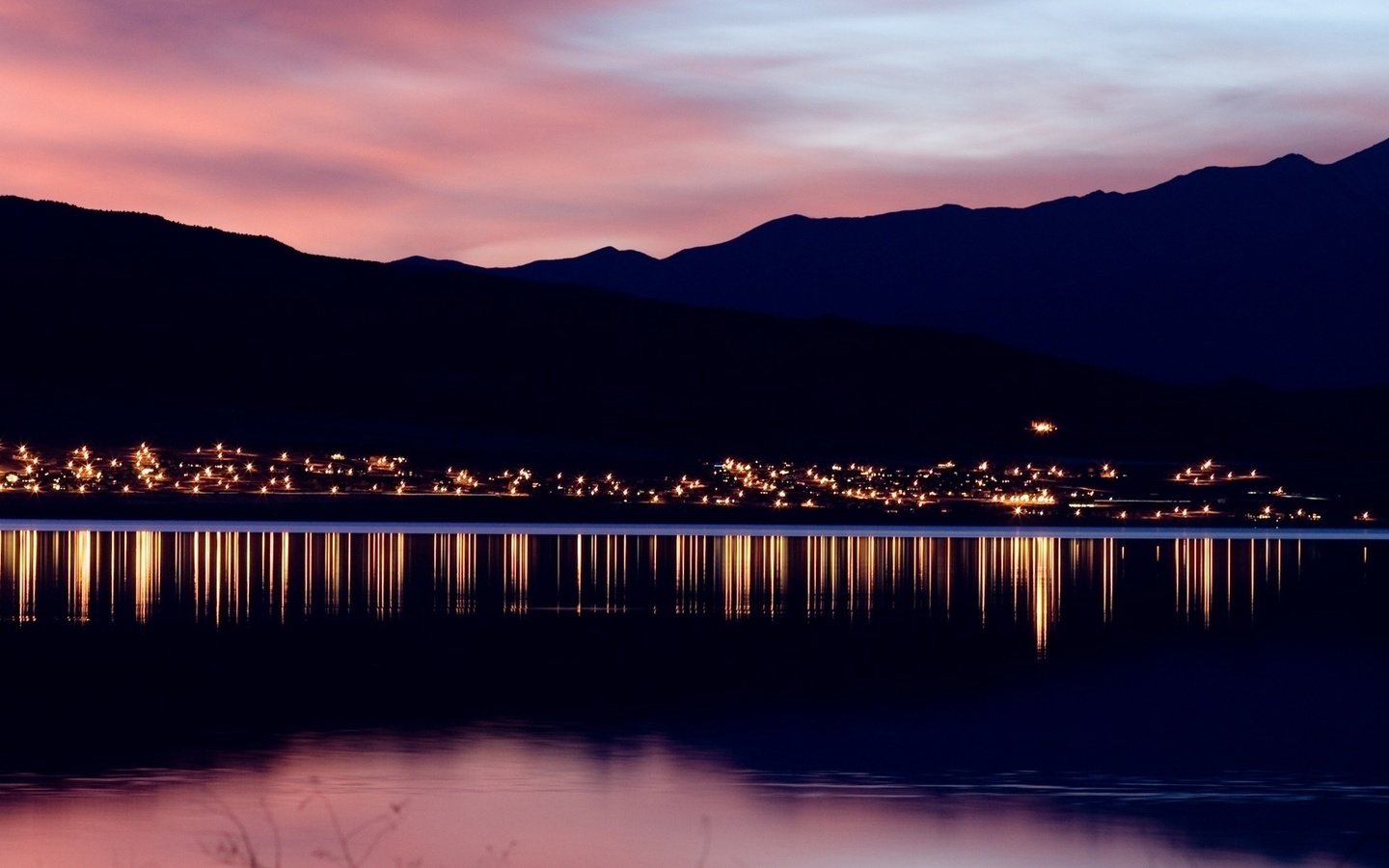 Обои огни, вечер, горы, закат, пейзаж, горизонт, водоем, lights, the evening, mountains, sunset, landscape, horizon, pond разрешение 1920x1080 Загрузить